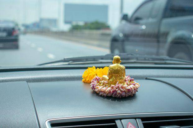 ตั้งพระในรถ ตั้งพระในรถ