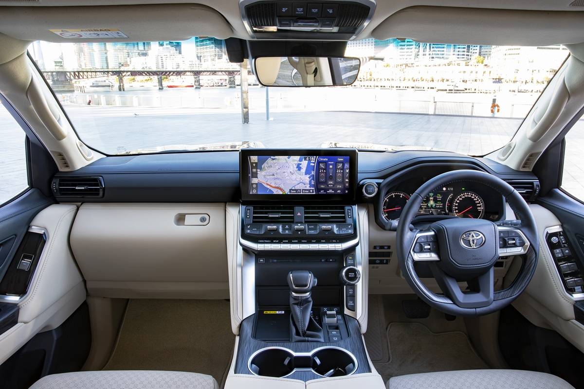 Toyota Land Cruiser 300 Sahara ZX.