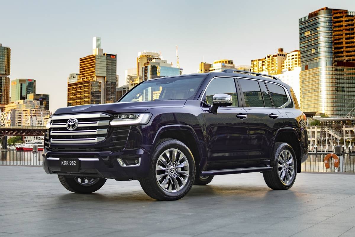 Toyota Land Cruiser 300 Sahara ZX.