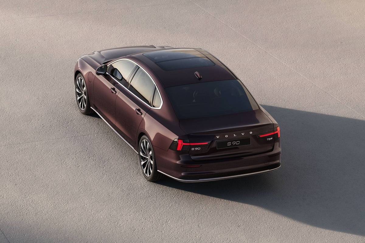 Refreshed Volvo S90 exterior