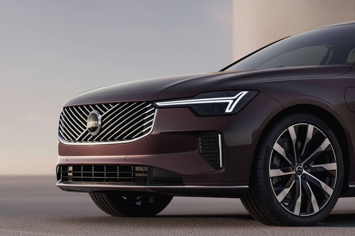 Refreshed Volvo S90 exterior