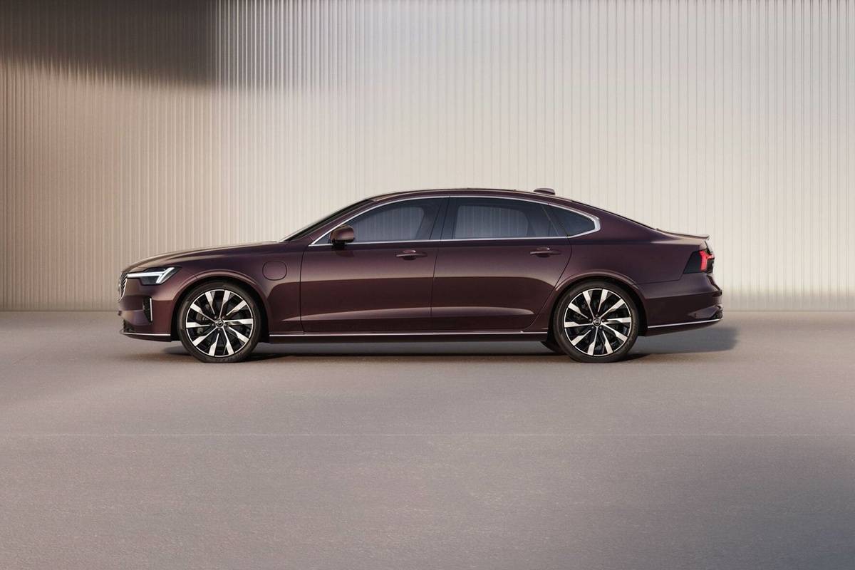 Refreshed Volvo S90 exterior