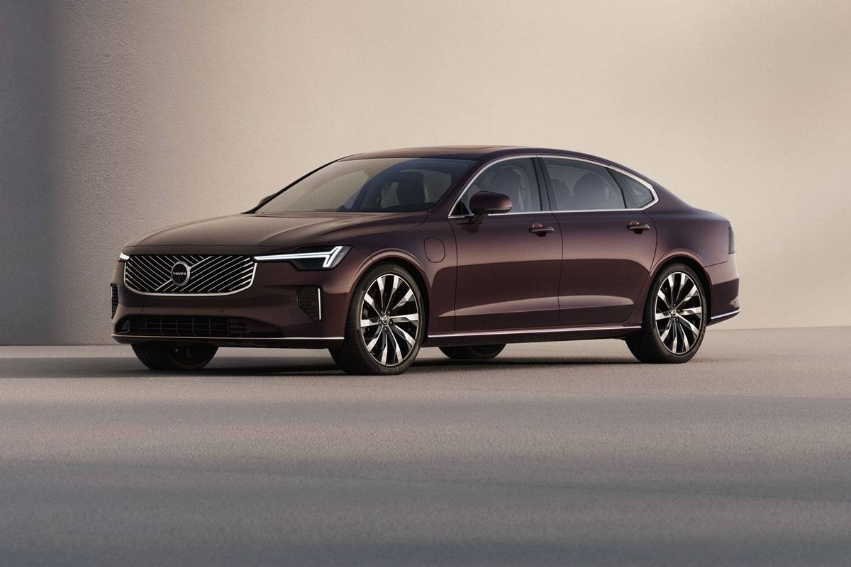 Refreshed Volvo S90 exterior