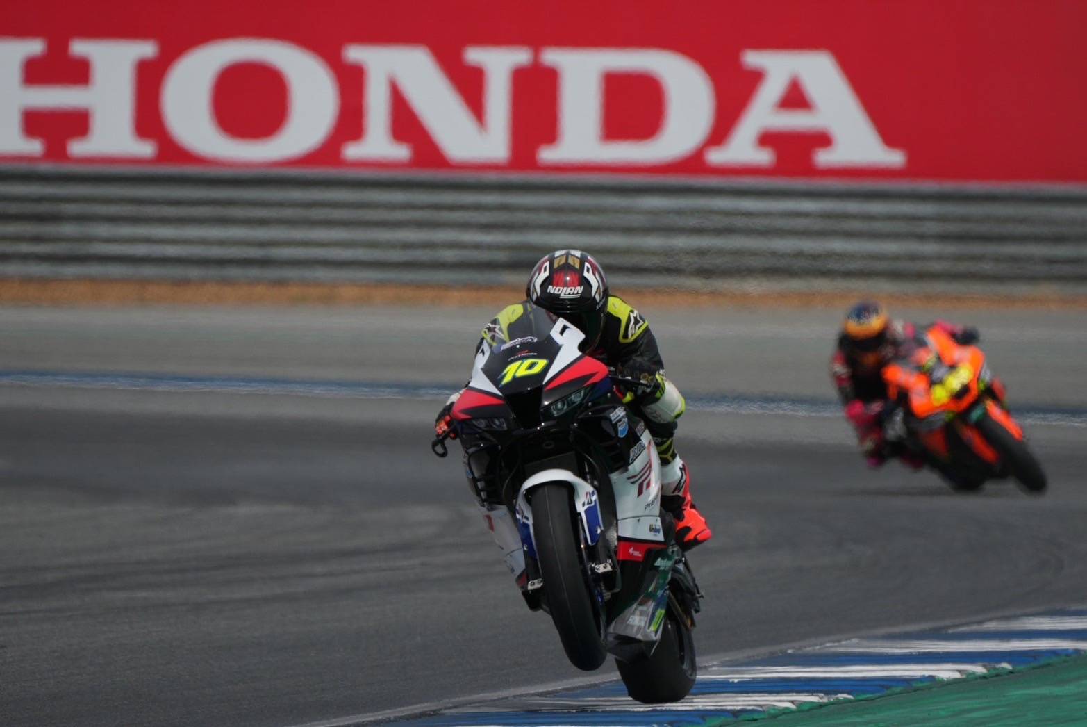 เปิดฤดูกาล BRIC Superbike 2025 "มิกซ์-ธนัช” คว้าโพลโพซิชั่นรุ่นใหญ่สุด SB1 Pro